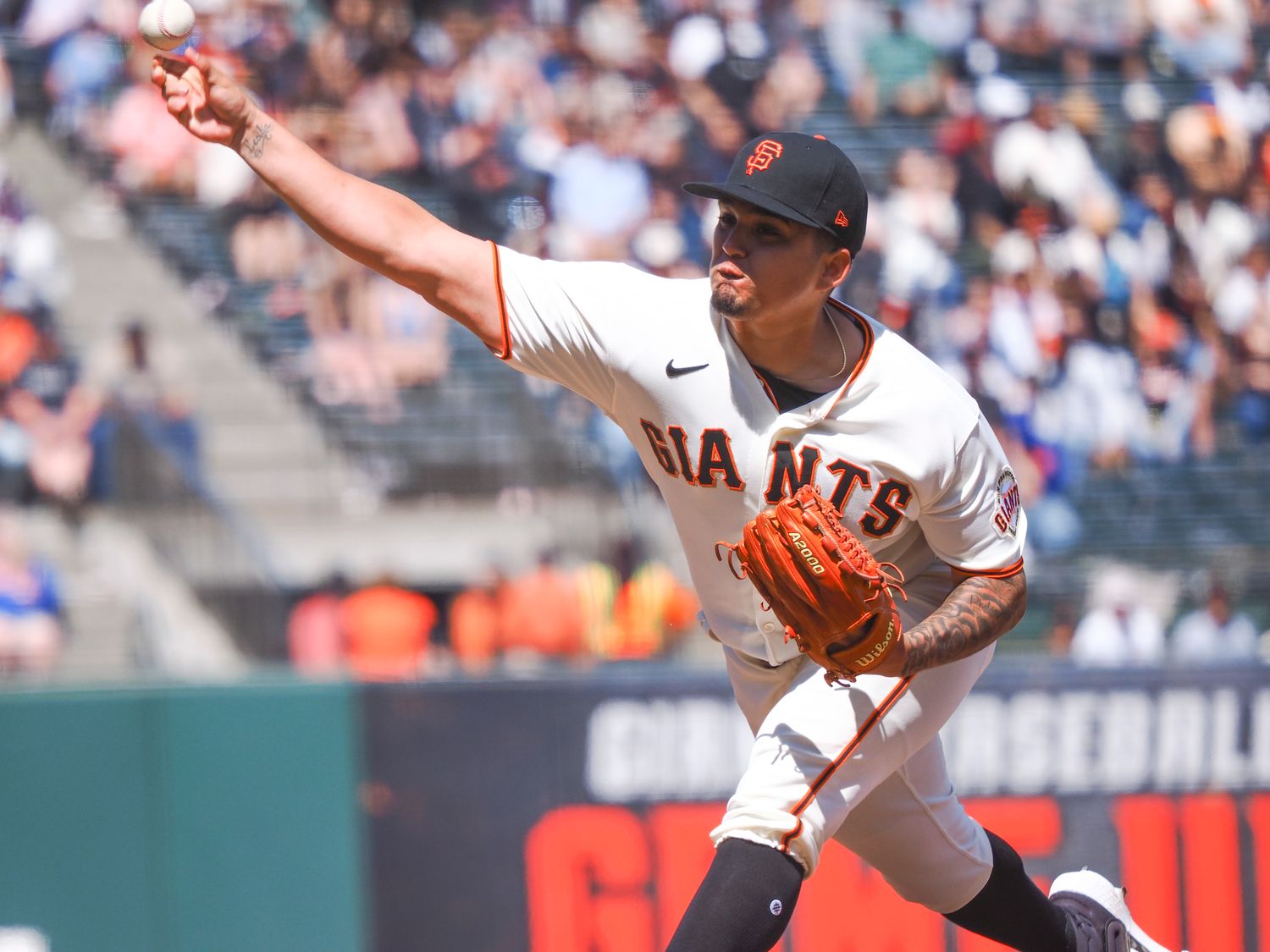 SF Giants reliever Mauricio Llovera throws a pitch. (2022)